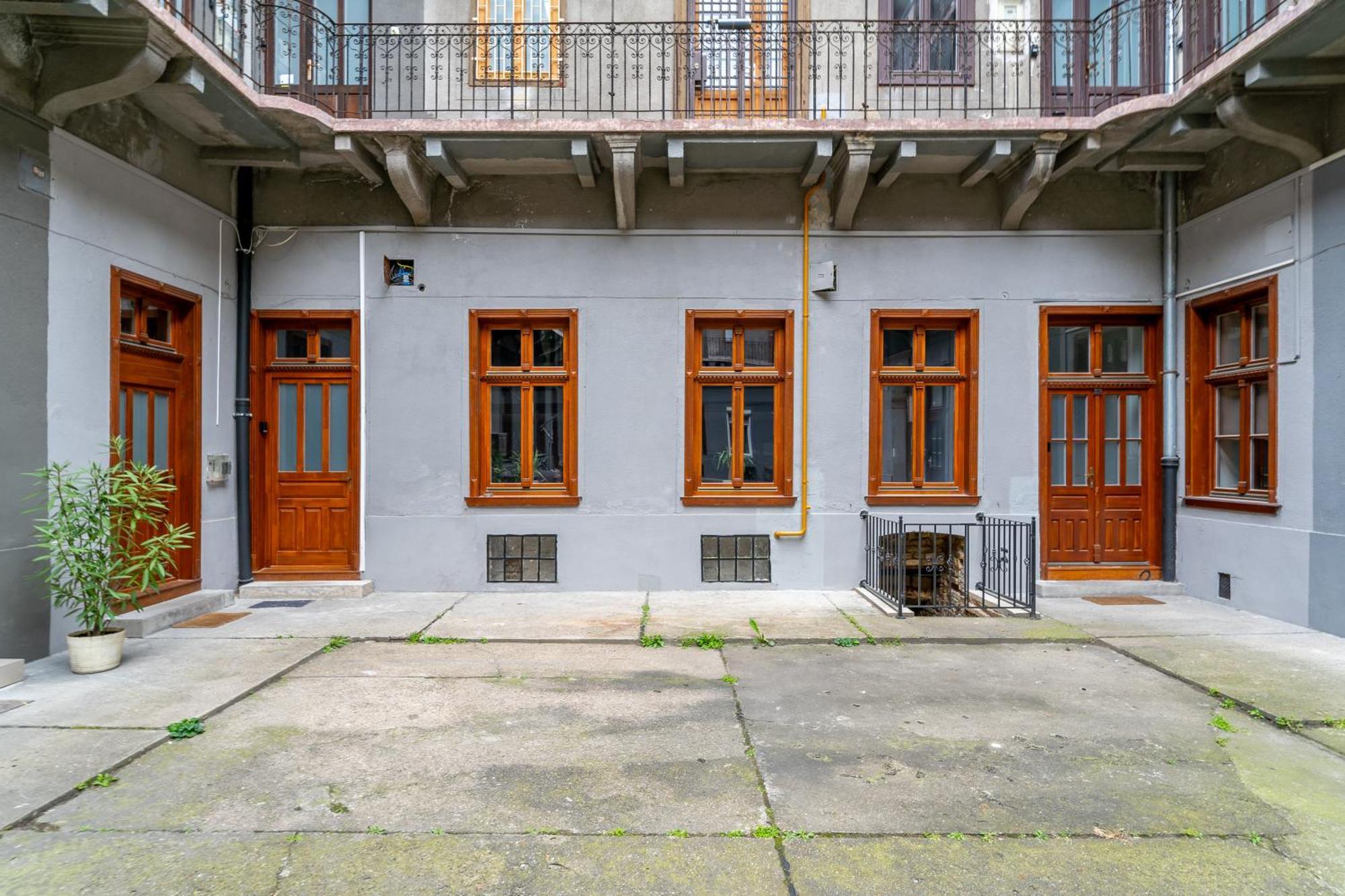 City Center Loft Haven: Modern Elegance Budapest Bagian luar foto