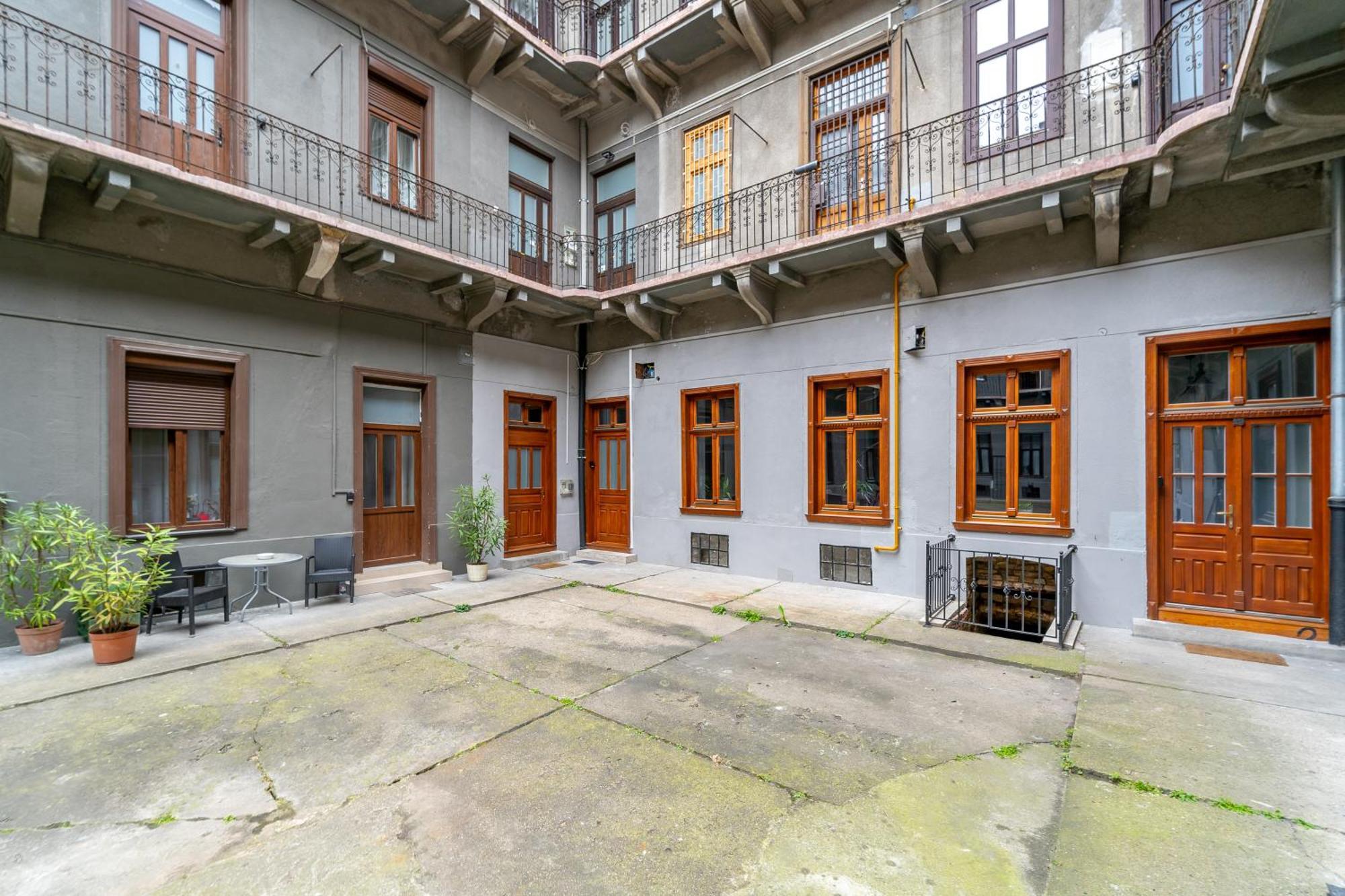 City Center Loft Haven: Modern Elegance Budapest Bagian luar foto